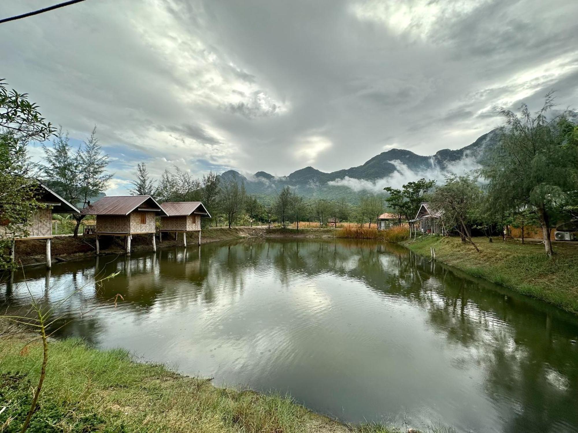 Numpu Baandin Hotel Sam Roi Yot Exterior foto